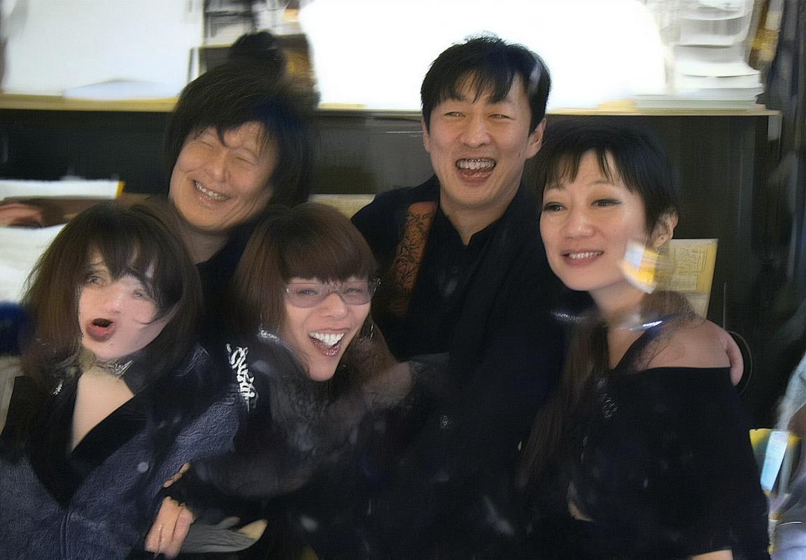 球员把女友装行李箱，甜蜜惊喜诠释激情梦想